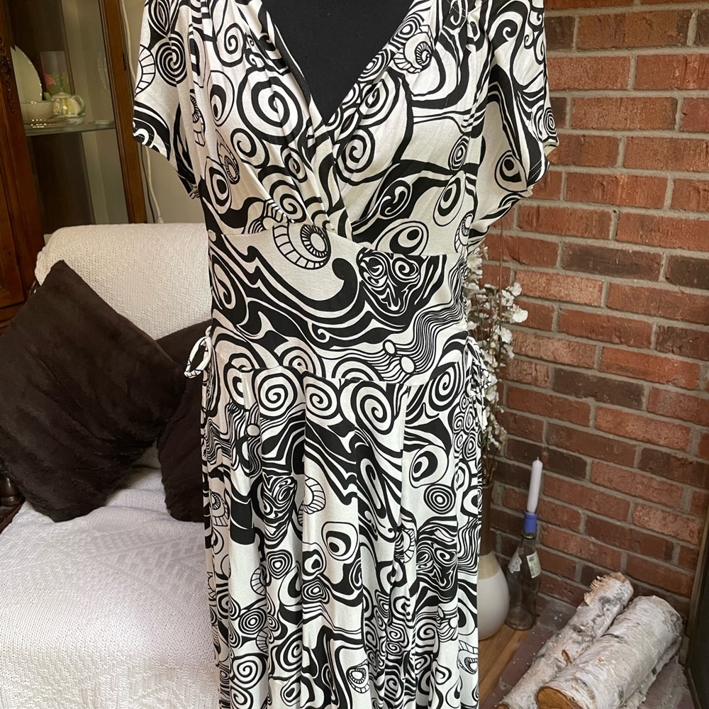 Black and white printed short-sleeve dress